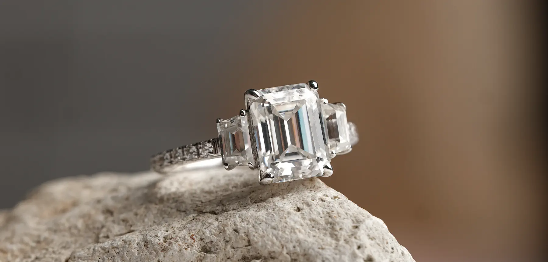 Examine the absolute clarity of our IGI-certified stones. Masterful cuts that command attention.
